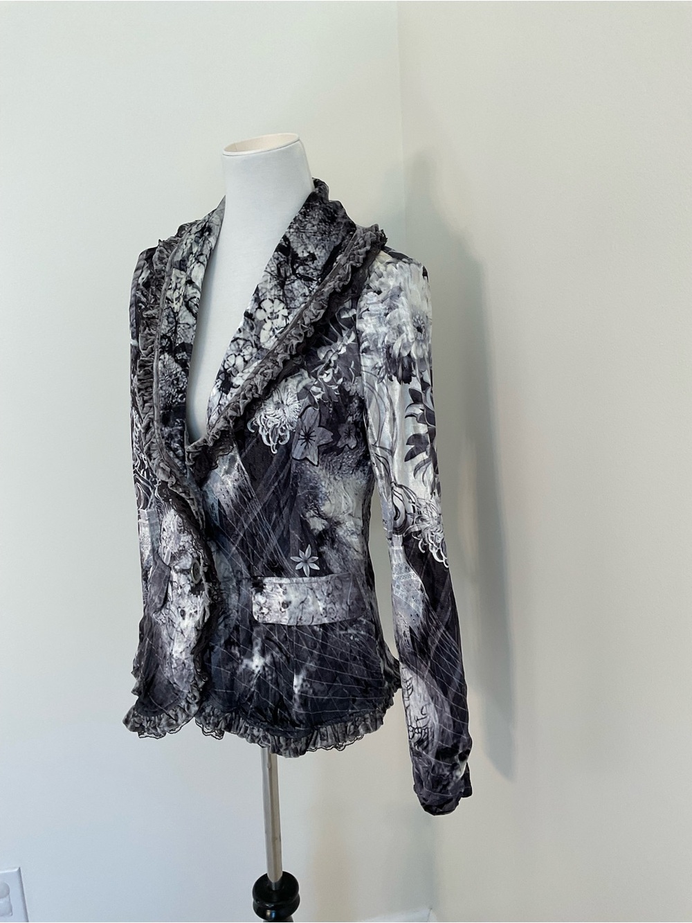 Alberto Makali Monochrome Abstract Floral Print Velvet Jacket - Picture 3 of 8